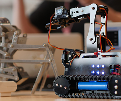 robot constructing an item